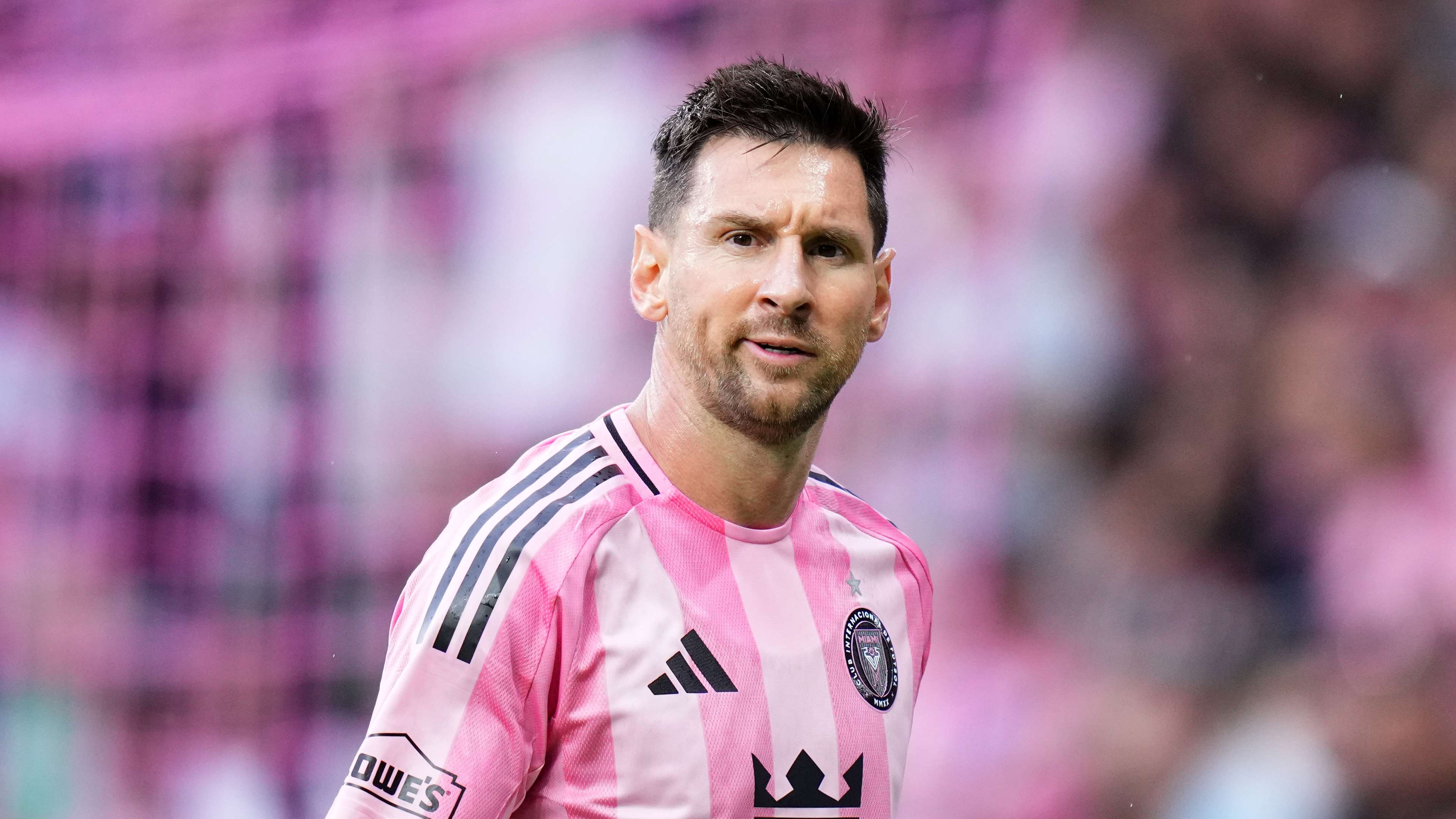 📽️ | Messi gestures to Inter Miami fans protesting players' lack of 'respect'  