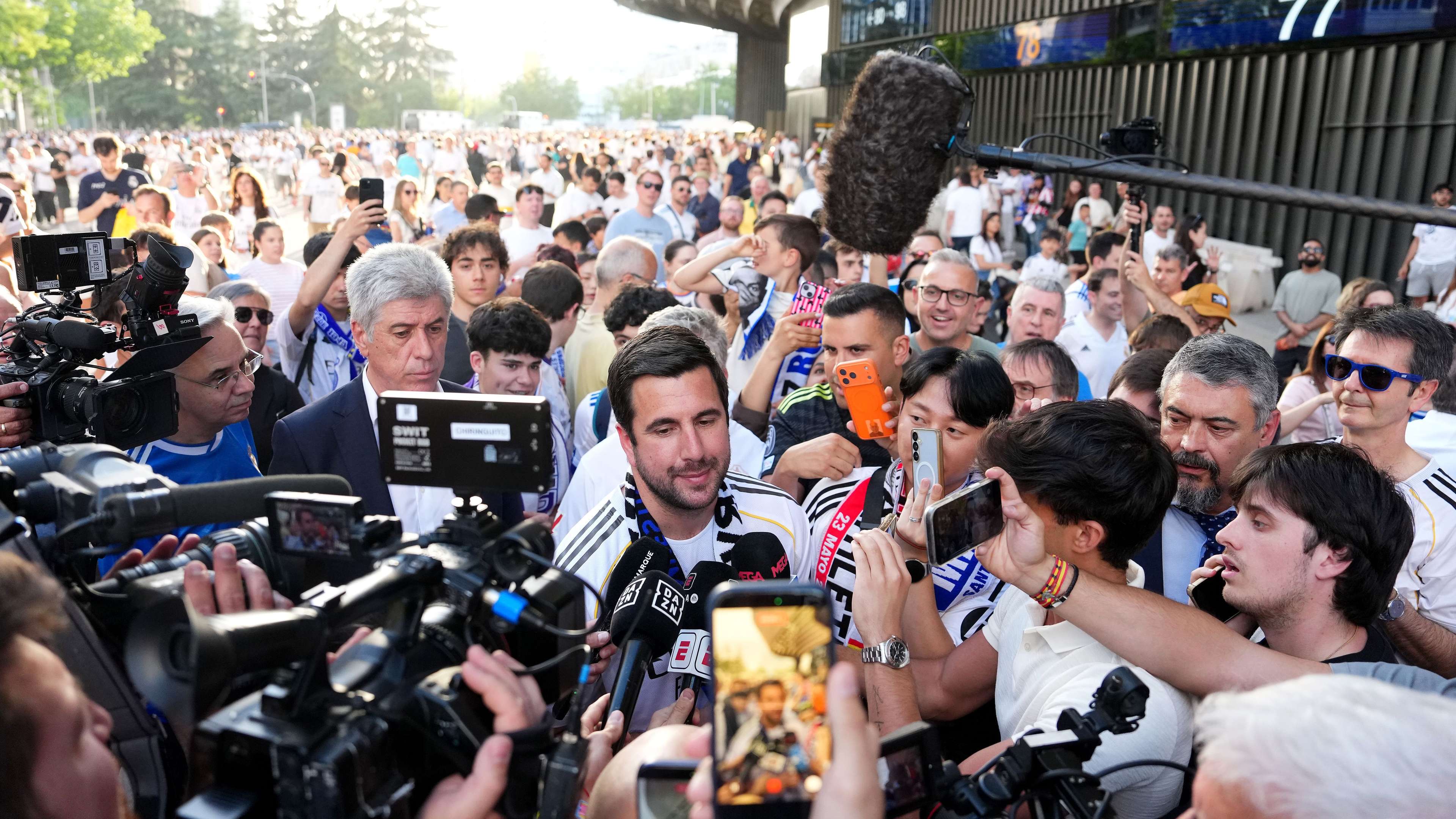 "Personal guarantee": Real candidate makes headlines once again  