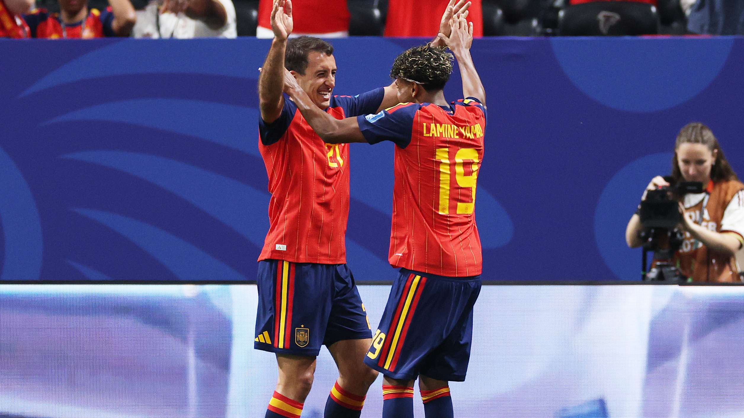 Oyarzabal talks Barca transfer links & Yamal support system at World Cup  