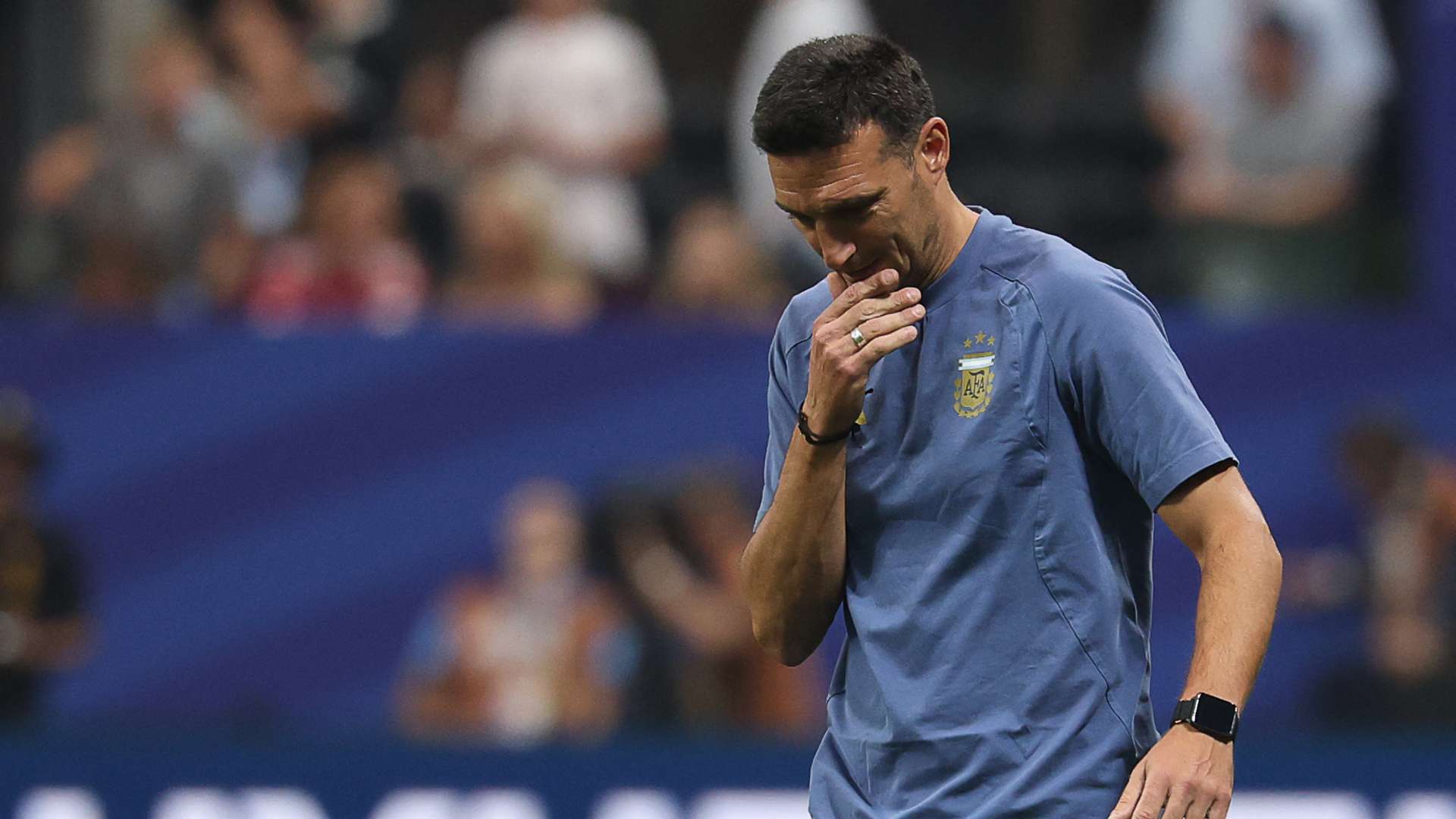 📽️ | Tearful Scaloni walks out of interview after historic World Cup comeback  