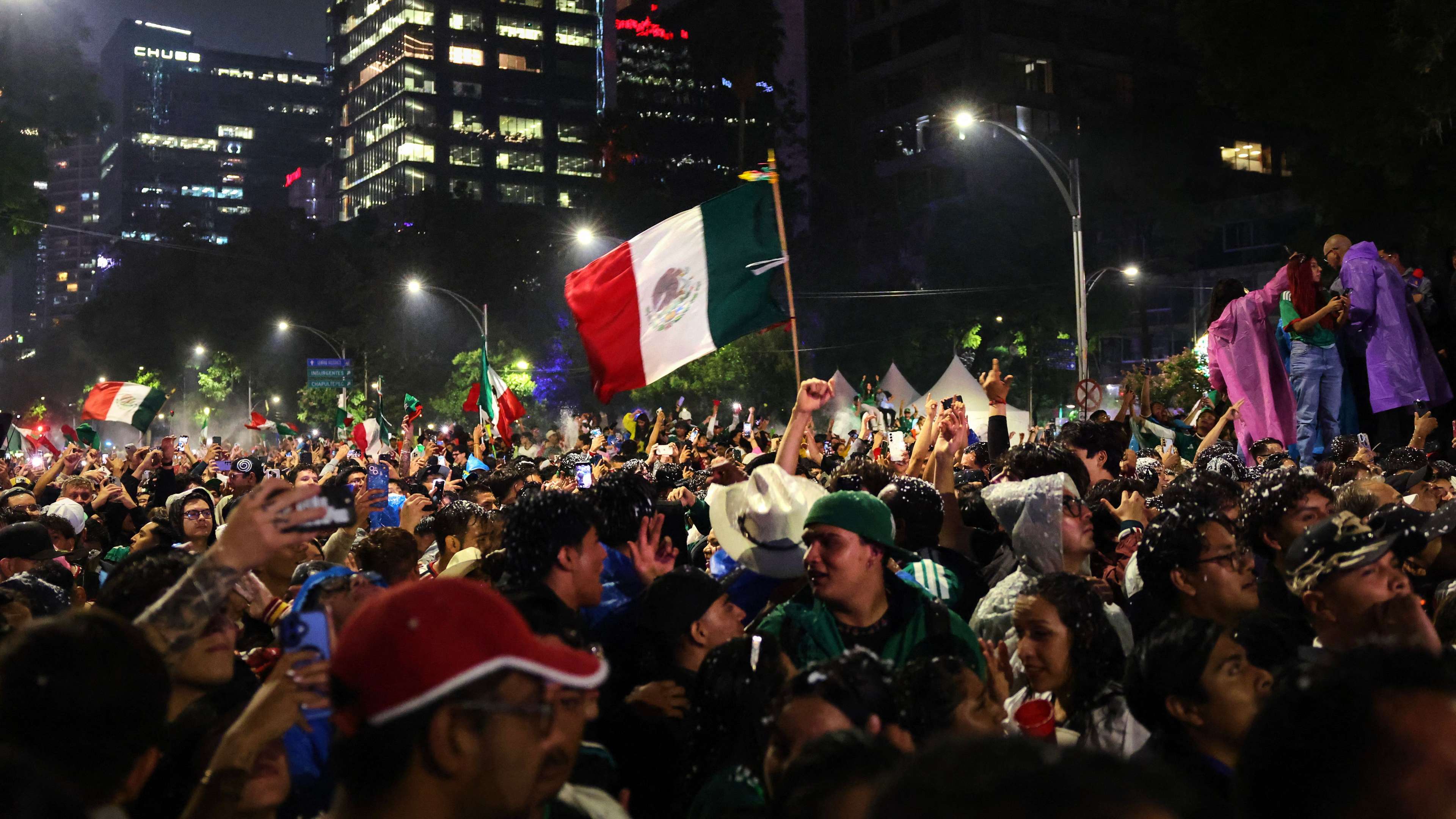 📽️ | Drums, trumpets & fireworks! How Mexico fans tried to disrupt sleep of England squad  