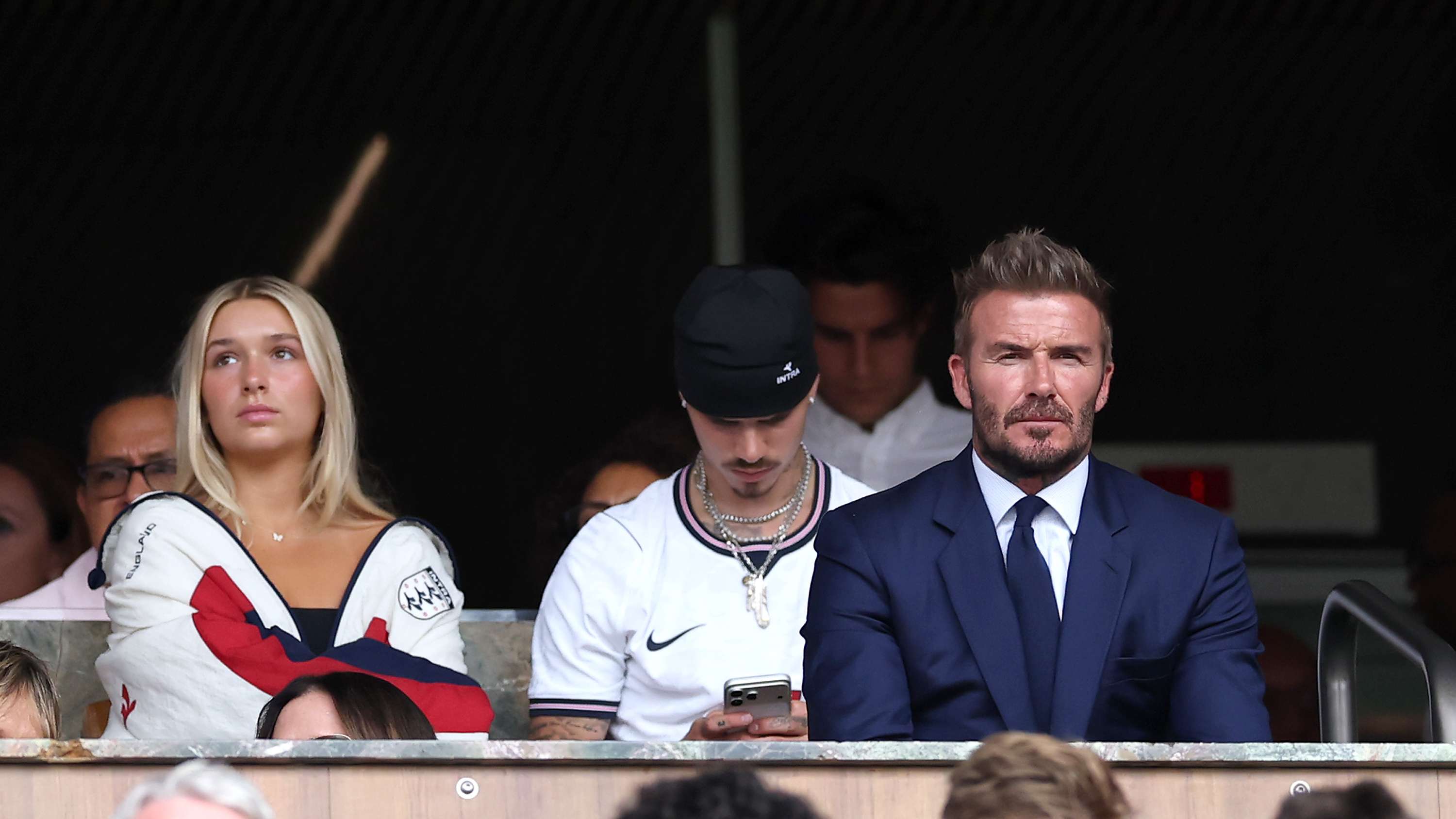 📽️ | Beckham sings 'Wonderwall' alongside sons Romeo & Cruz  