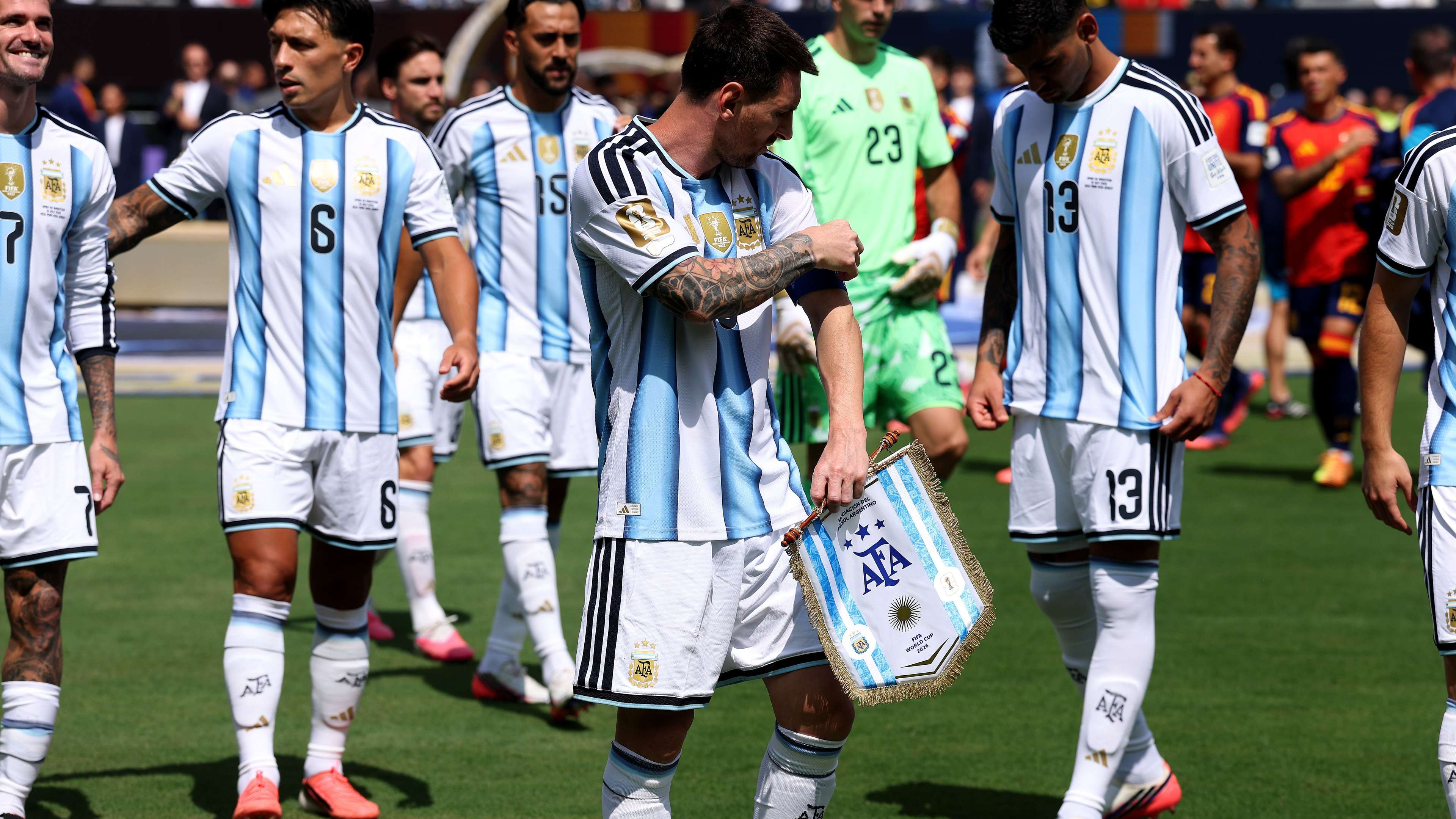 After the eruption of conspiracy theories.. Argentina star's father explains Messi's mysterious message  