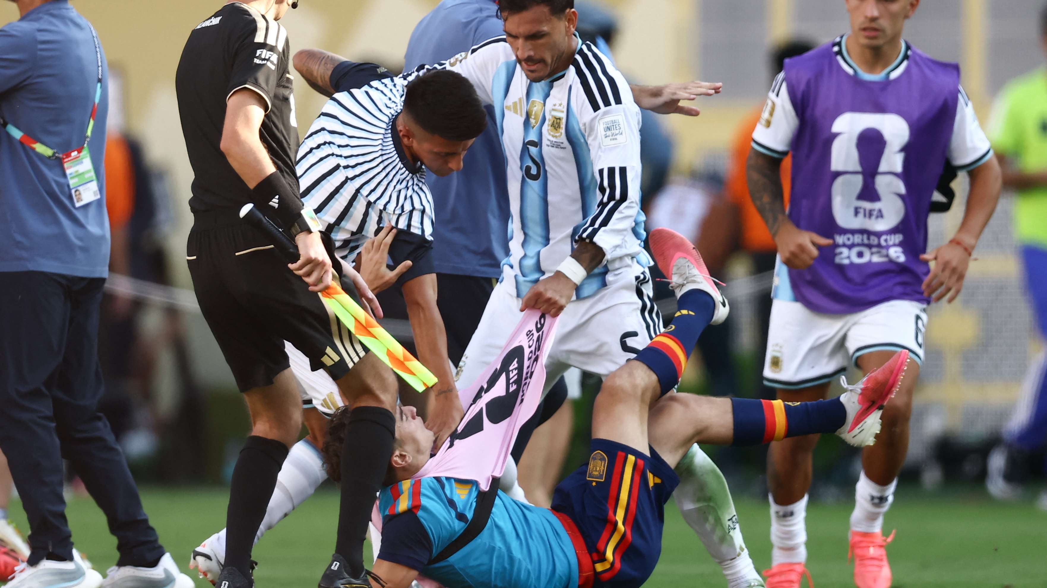 Paredes after FIFA's sanctions: Gavi is the one who punched me!  