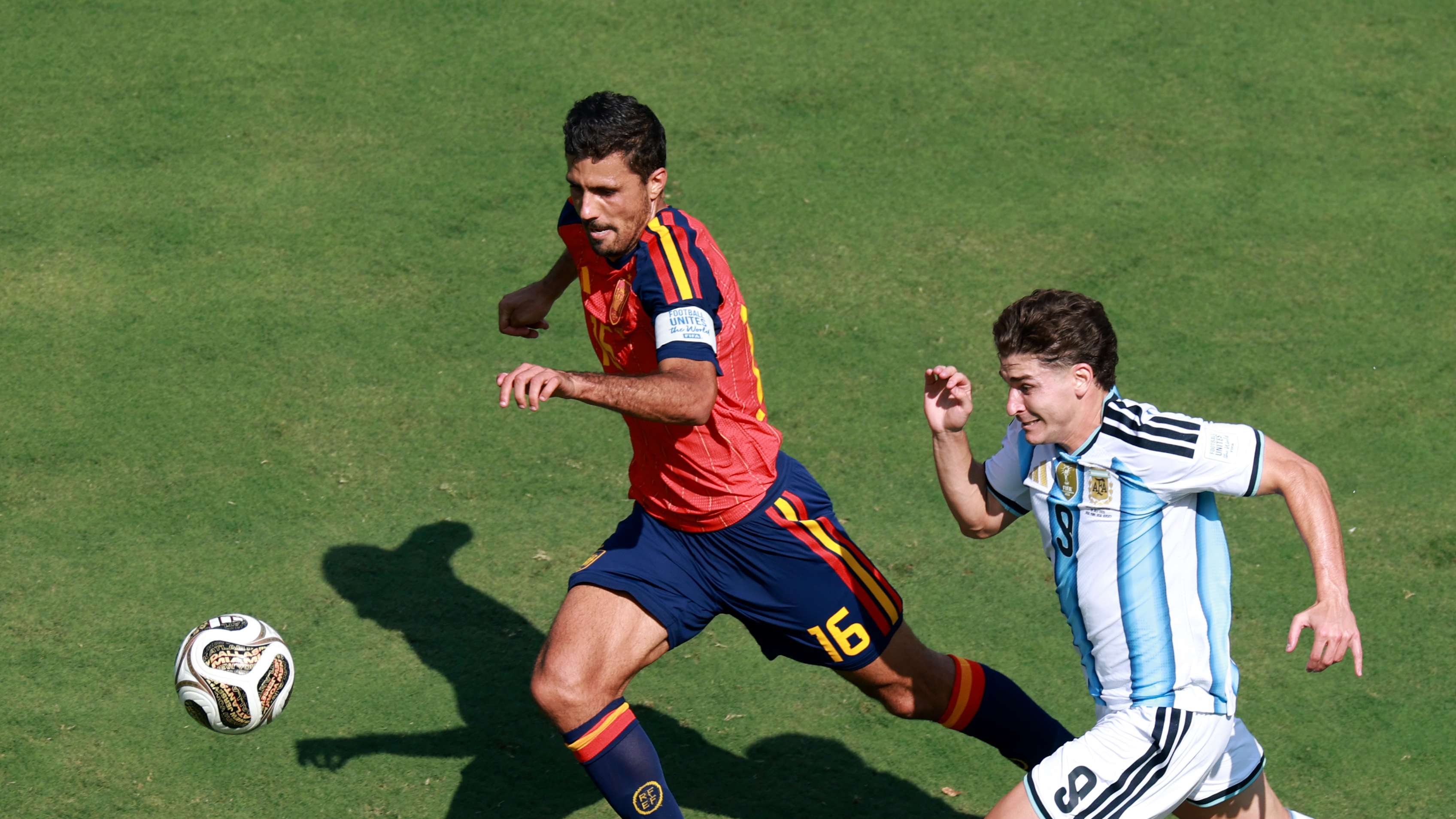 A new hint? Álvarez reacts to Rodri's move to Barcelona  