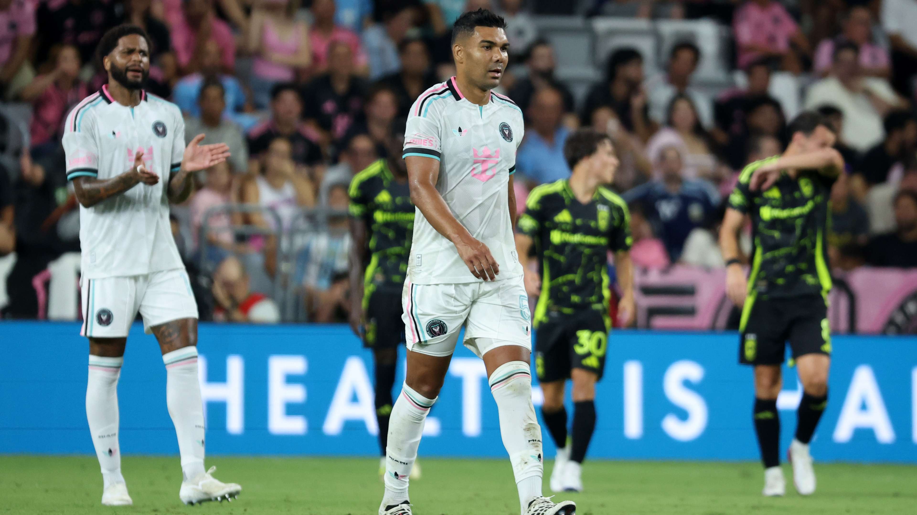 The nightmare of a debut: Casemiro makes a double error and shocks Messi  