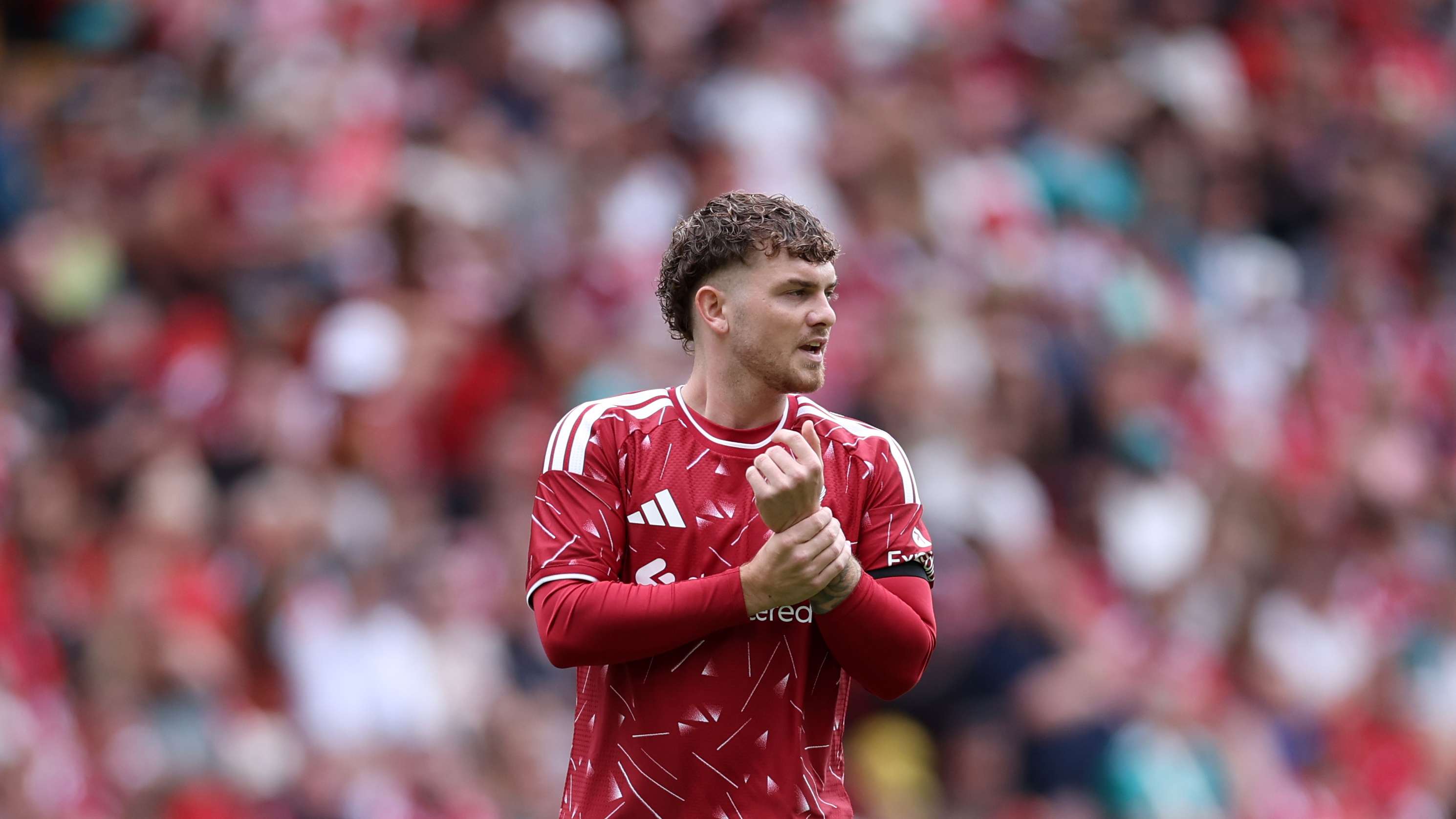 Elliott chooses Valencia as Liverpool midfielder closes in on loan exit  