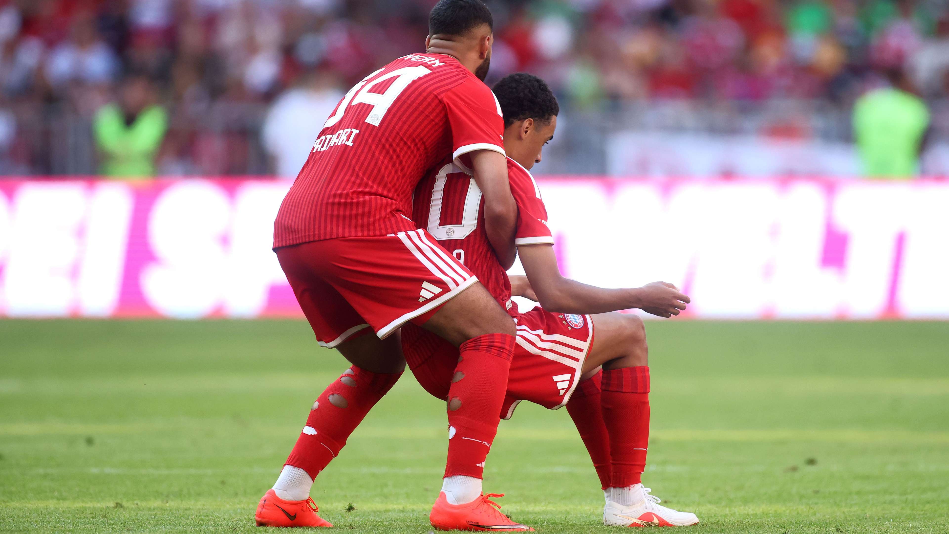 The definition of a true team-mate: praise pours in for El Siybari after his gesture towards Musiala  