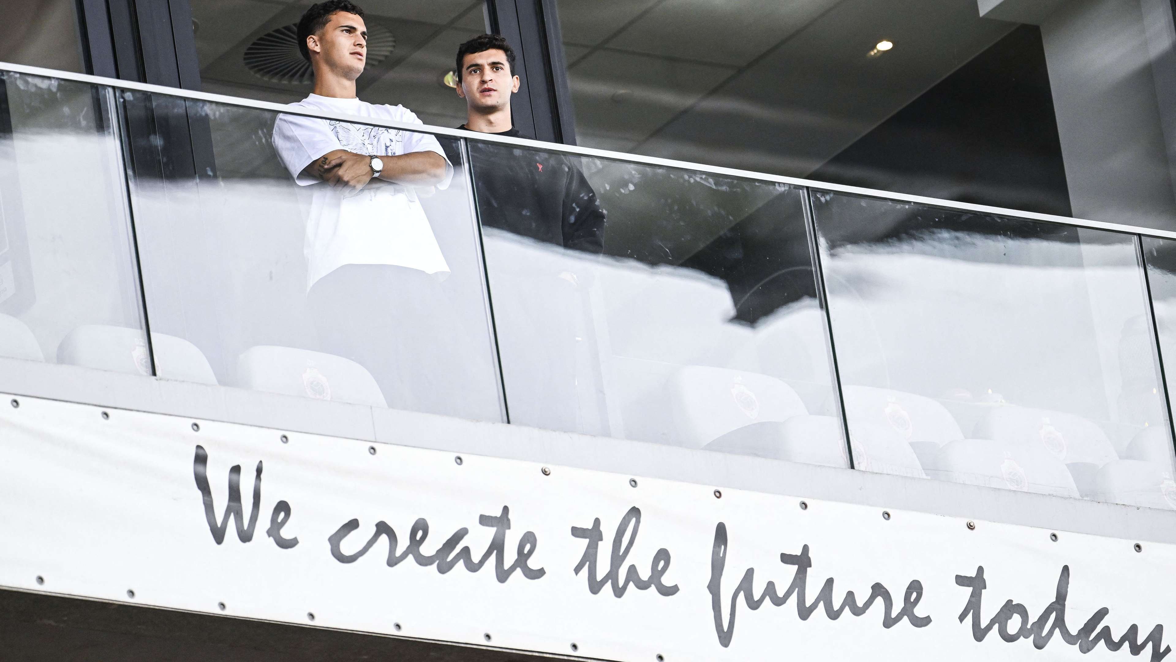A Barcelona player arrives to sign his contract, then watches his new team lose by four goals  