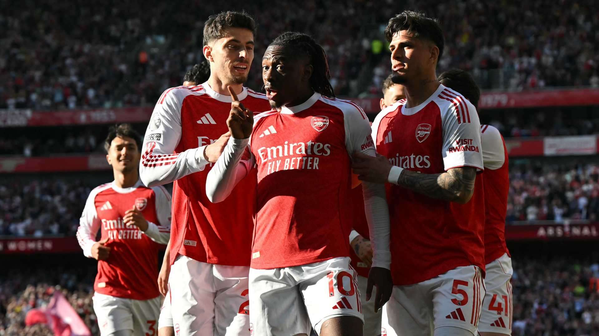 Former Arsenal striker Alan Smith predicts two-horse PL title race  
