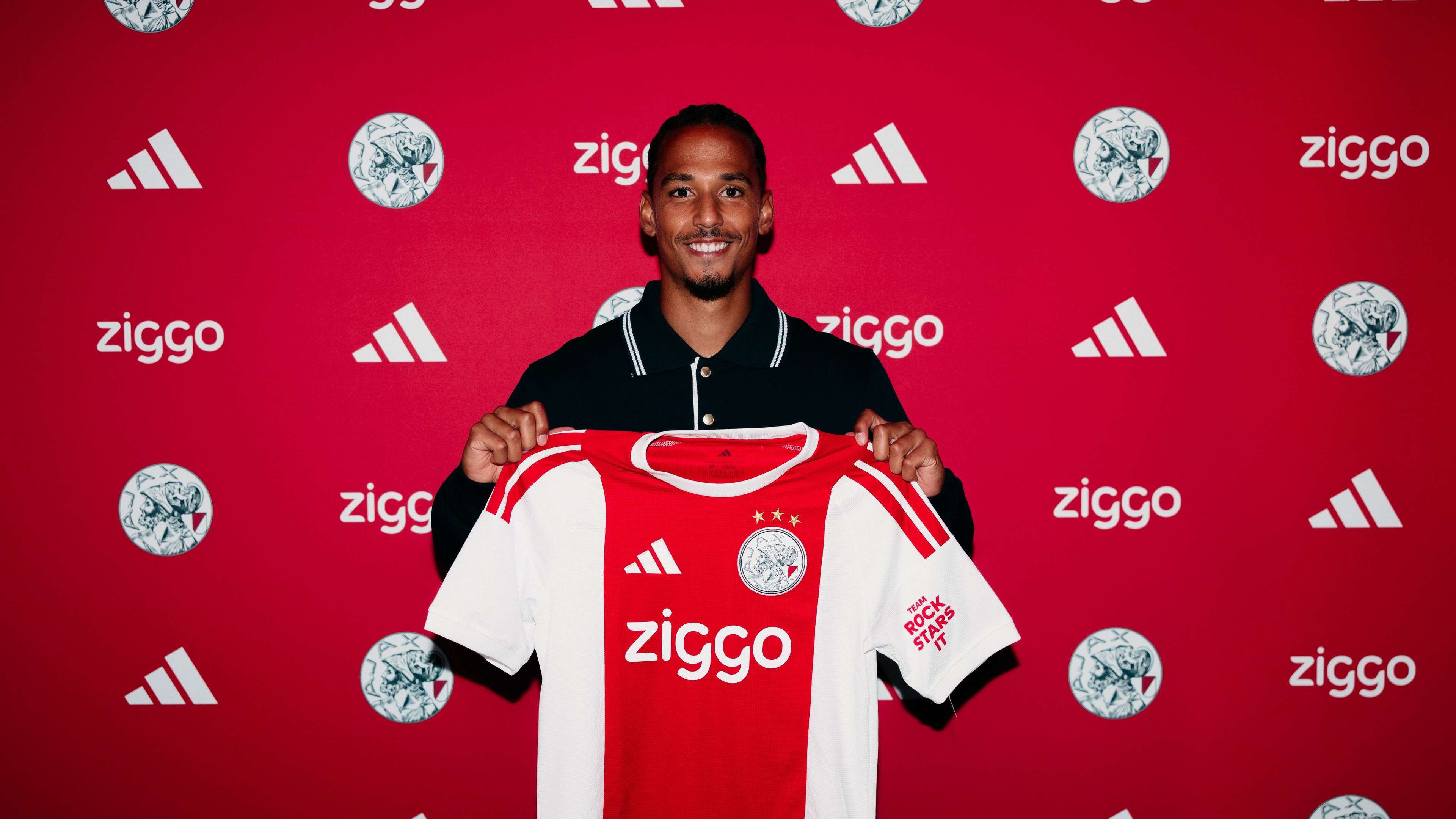 Ajax announce two new signings within 15 minutes  