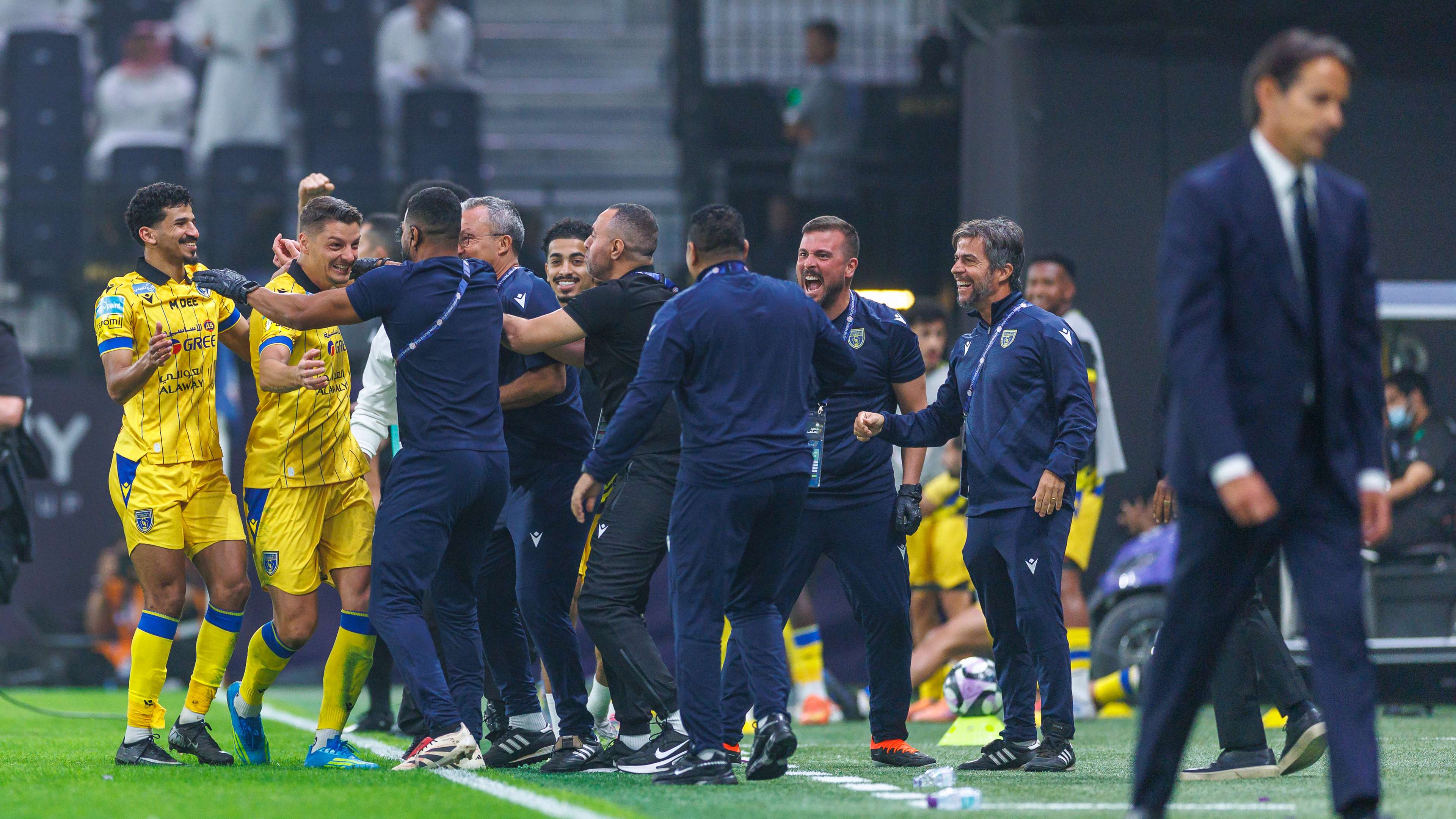 Al-Taawoun clears its fans of Jota chants and begins action against the offenders  