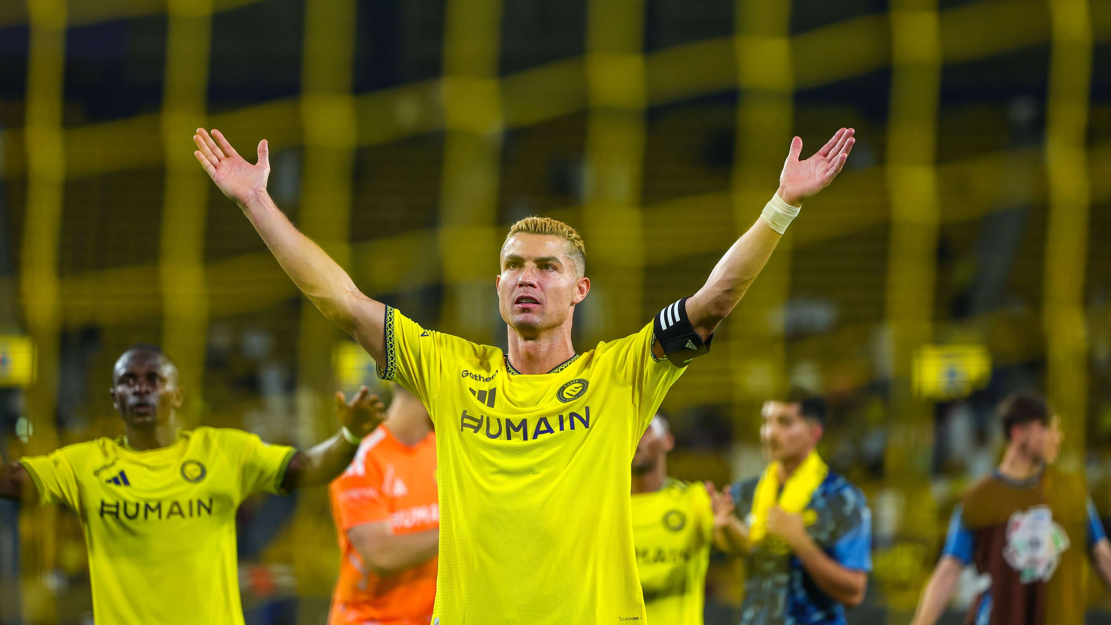 Video: A humanitarian legend: Ronaldo's stunning gesture towards an Abha player  