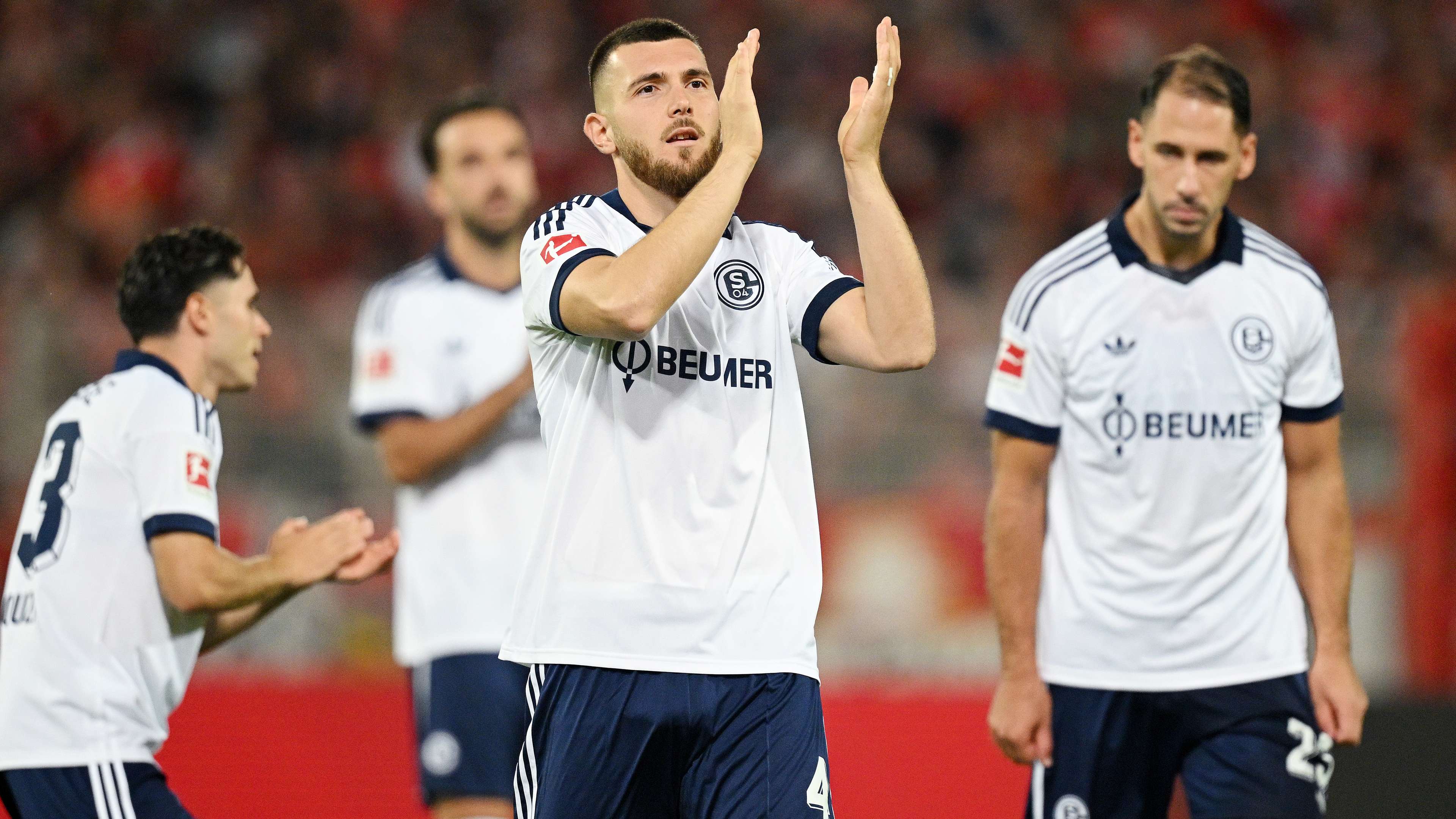 "Heard nothing at all from the club": contract dispute at Schalke?  