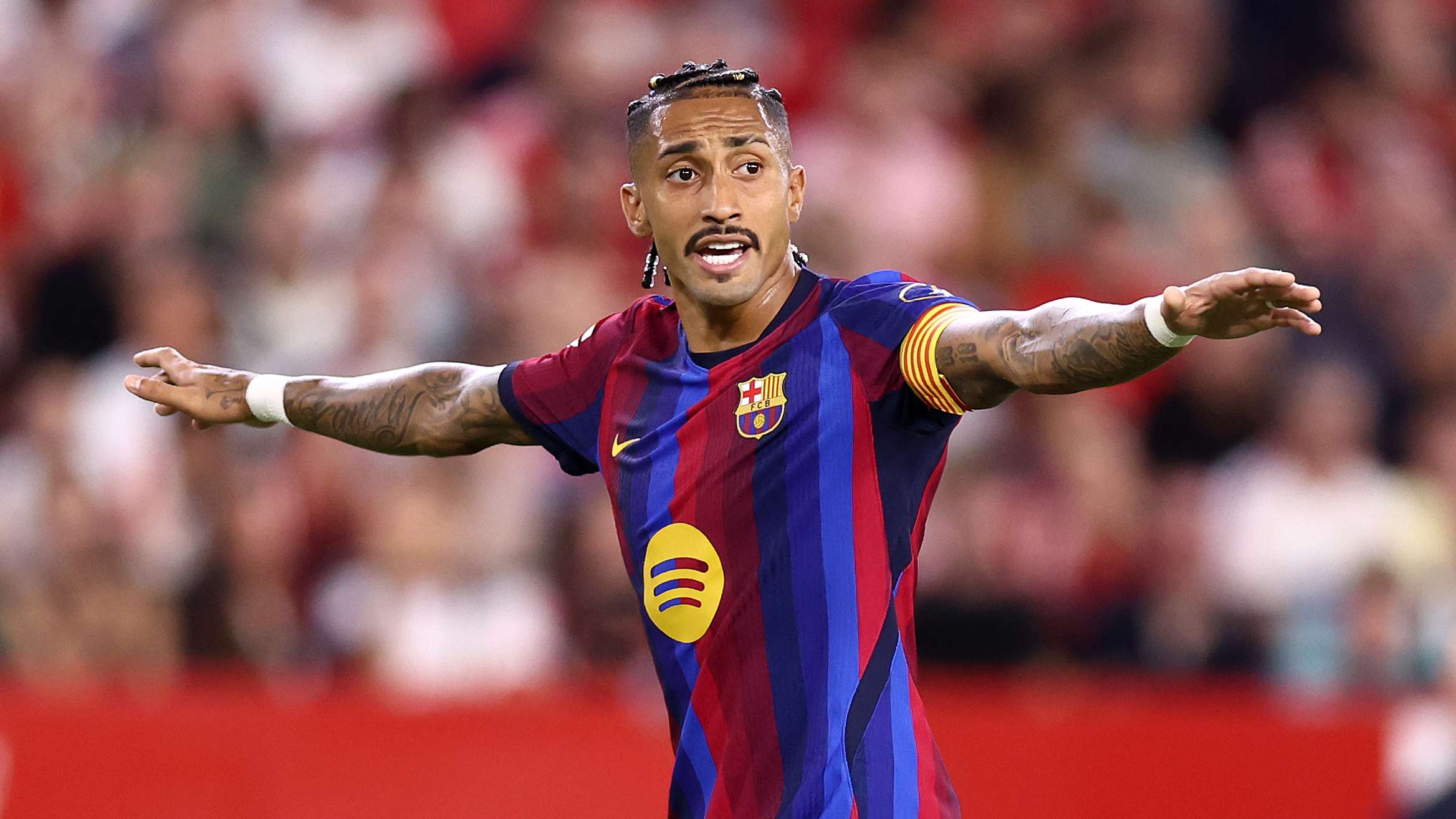 📽️ | Raphinha pleading with referee during Barcelona's victory over Sevilla  