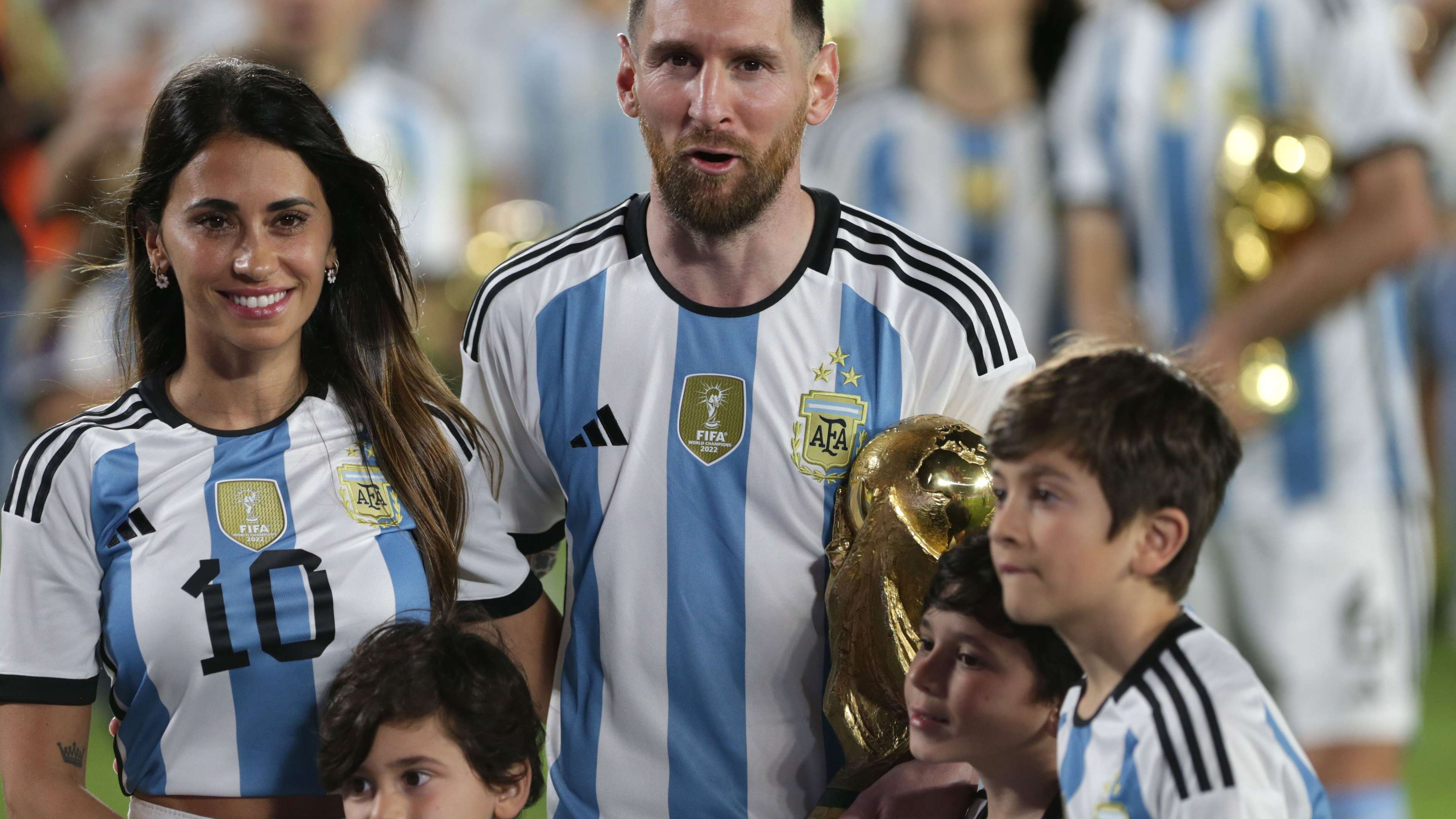 Video: Messi's farewell: Antonela pauses at a message she could not get past  