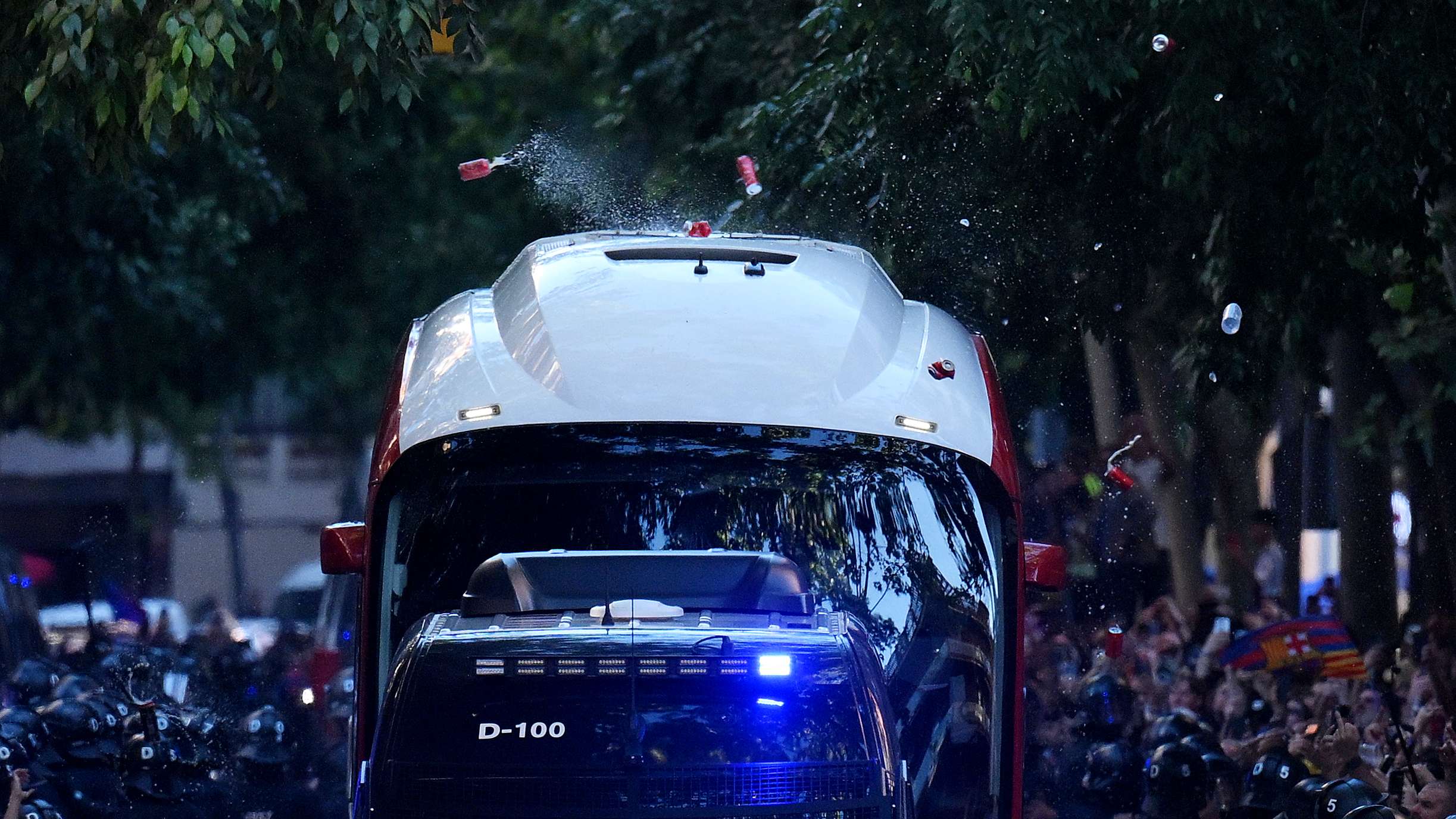 Video: The war began before the opening whistle: a fiery reception for Real Madrid in Barcelona  