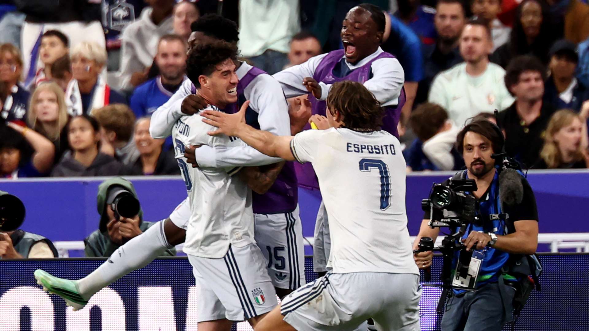 Bastoni seals draw for Italy against 10-man France  