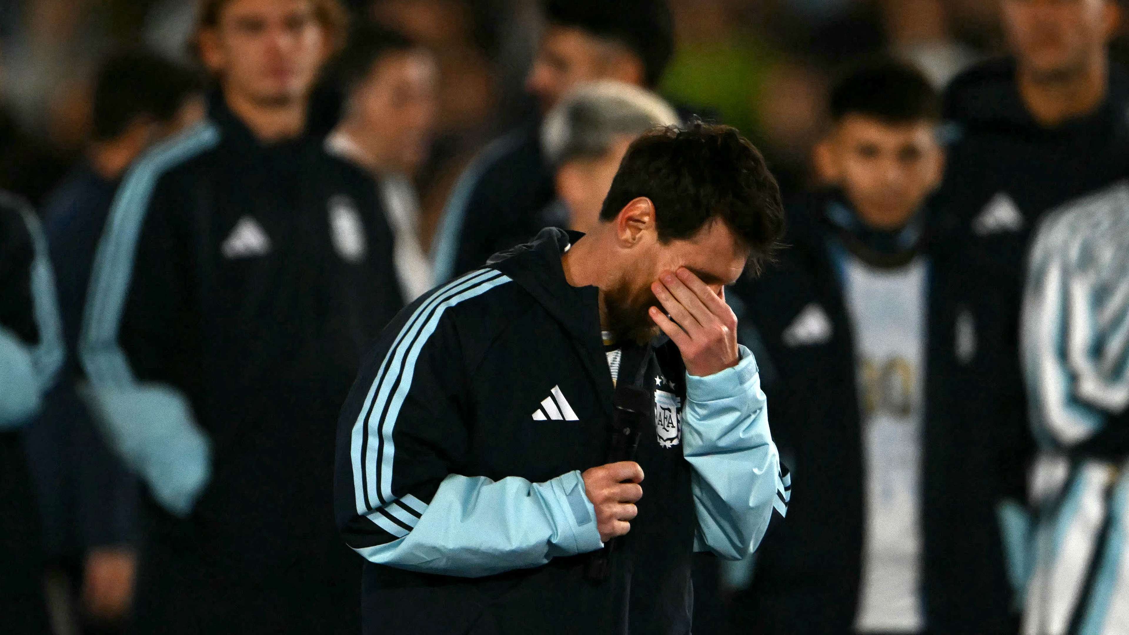 Greed on the night of tribute: 10 seconds leave Messi baffled and ignite the anger of Argentine fans  