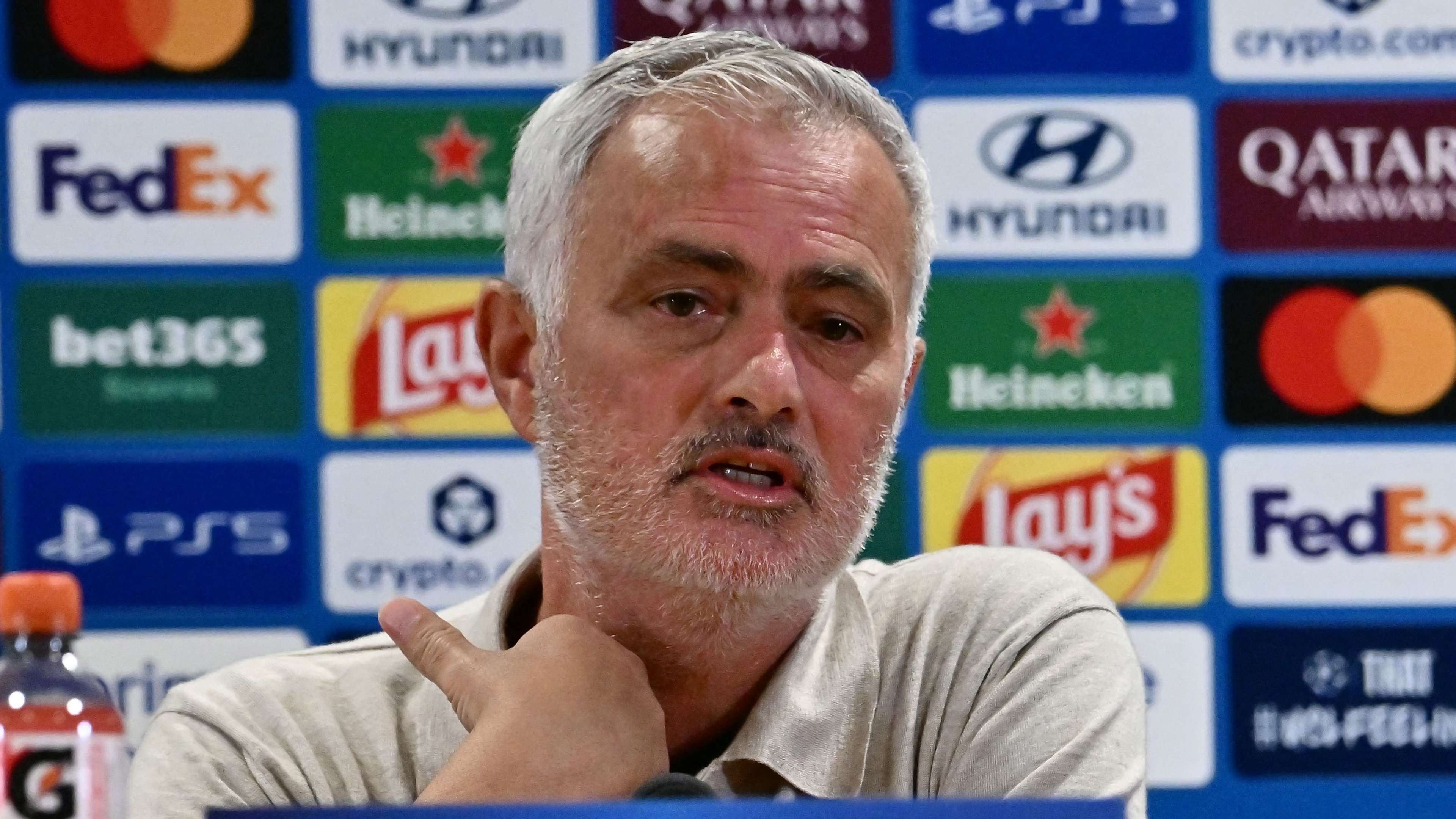 Mourinho avoids ref row ahead of Roma return  