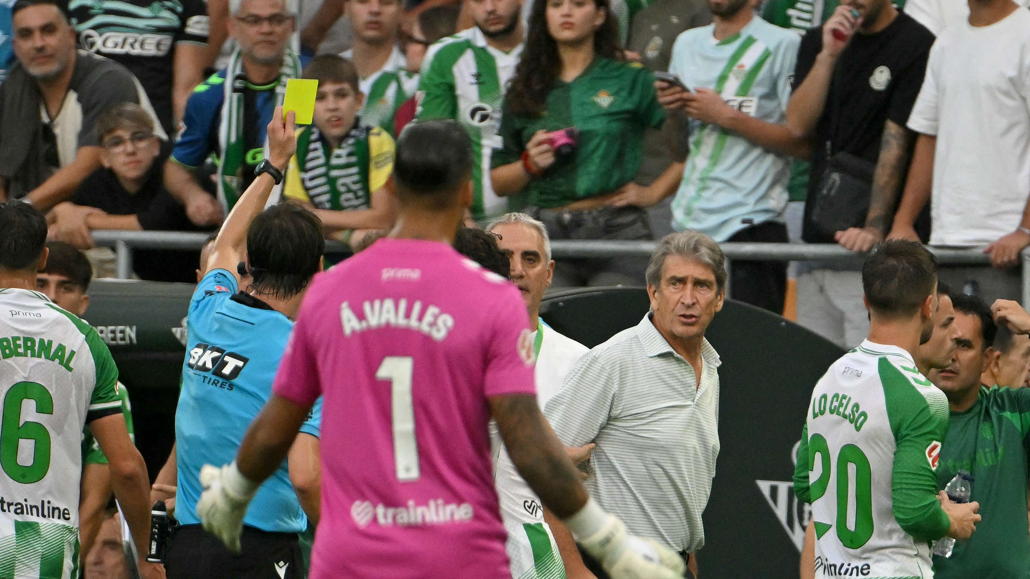 Judge for yourself: referee disallows a Real Betis goal amid furious reaction from fans  
