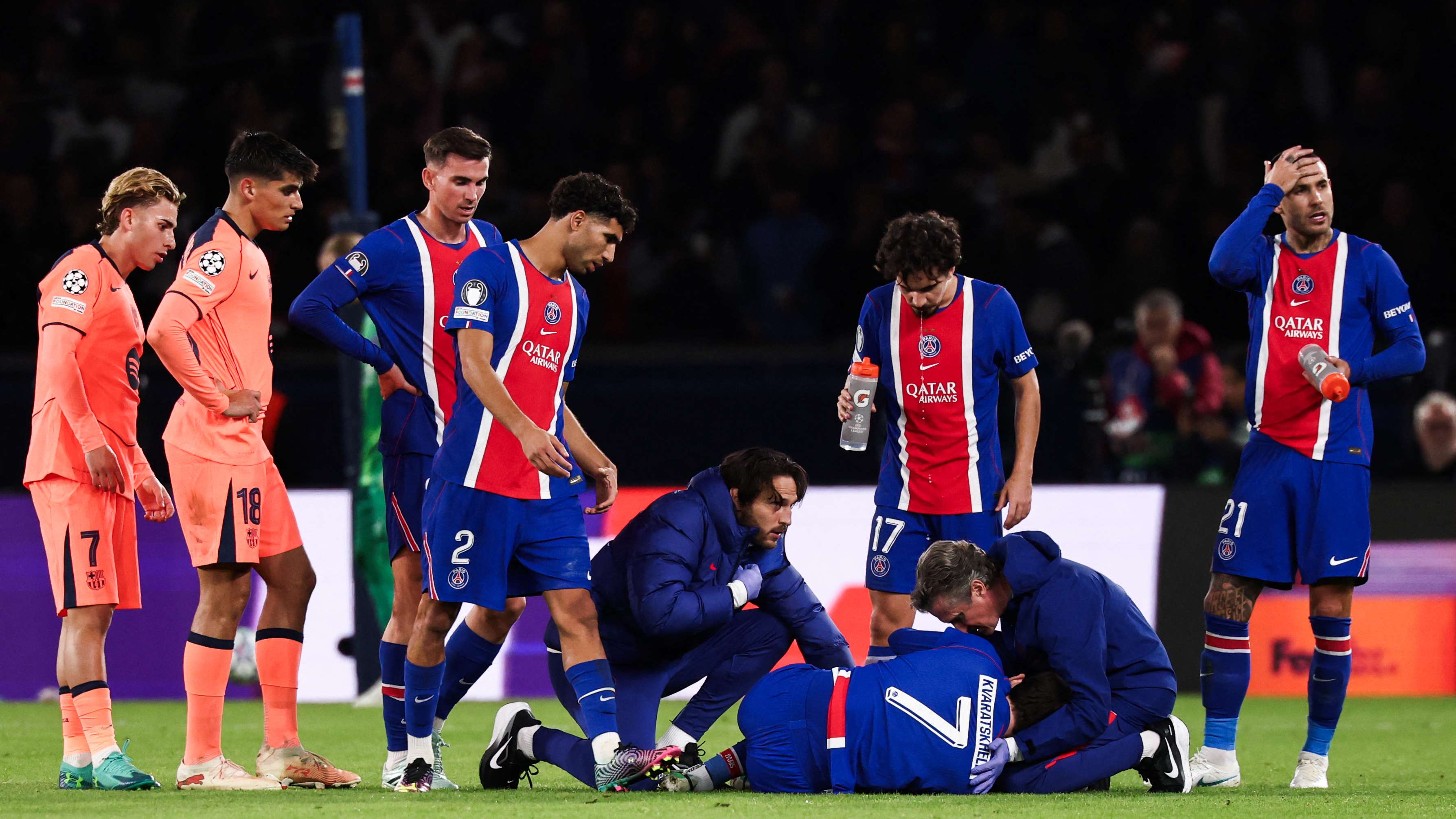 Stretchered off: a serious injury strikes the Paris star against Barcelona  