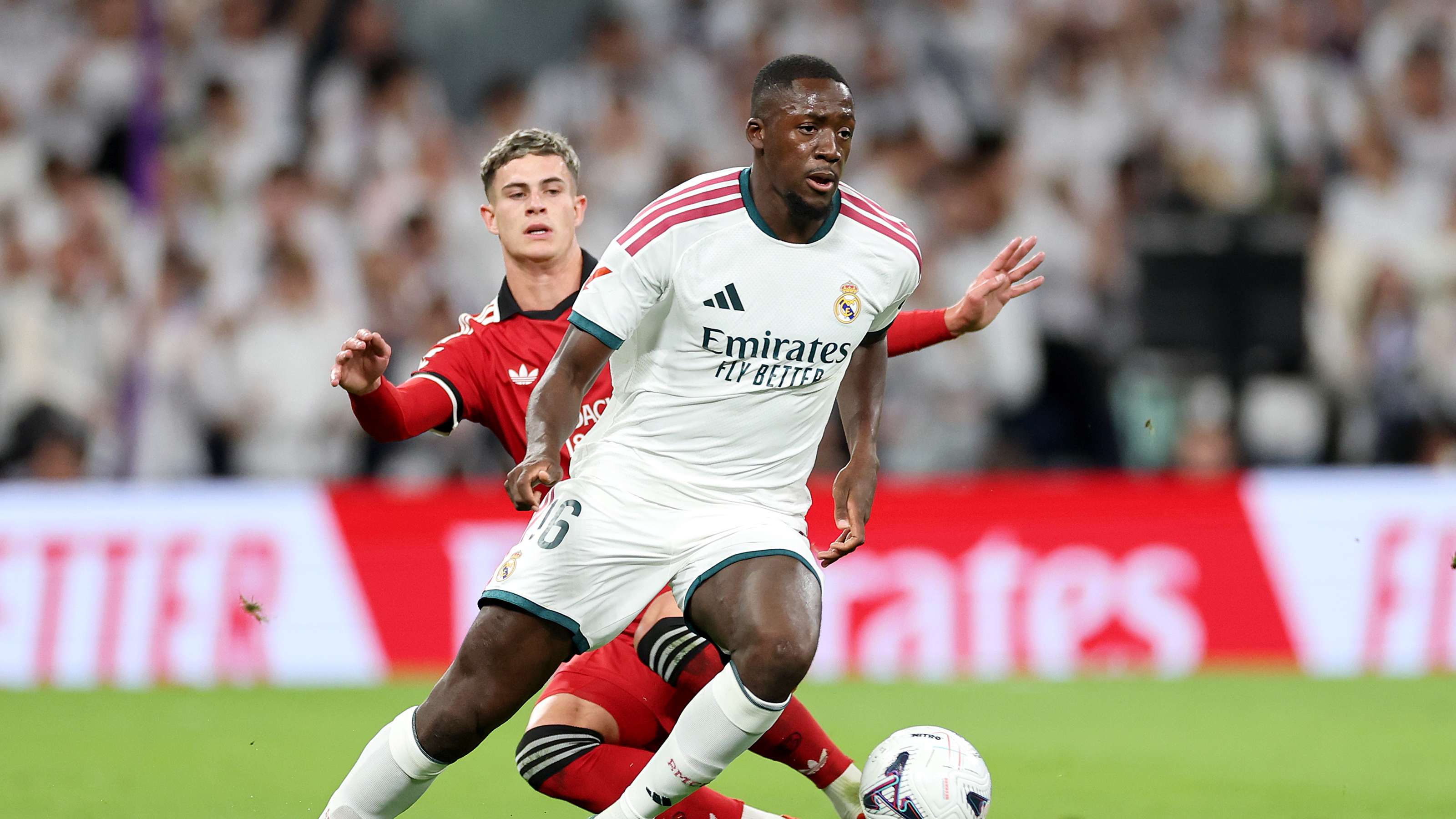 New controversy: an unprecedented image of Konaté's challenge on the Sevilla player before Mbappé's goal  