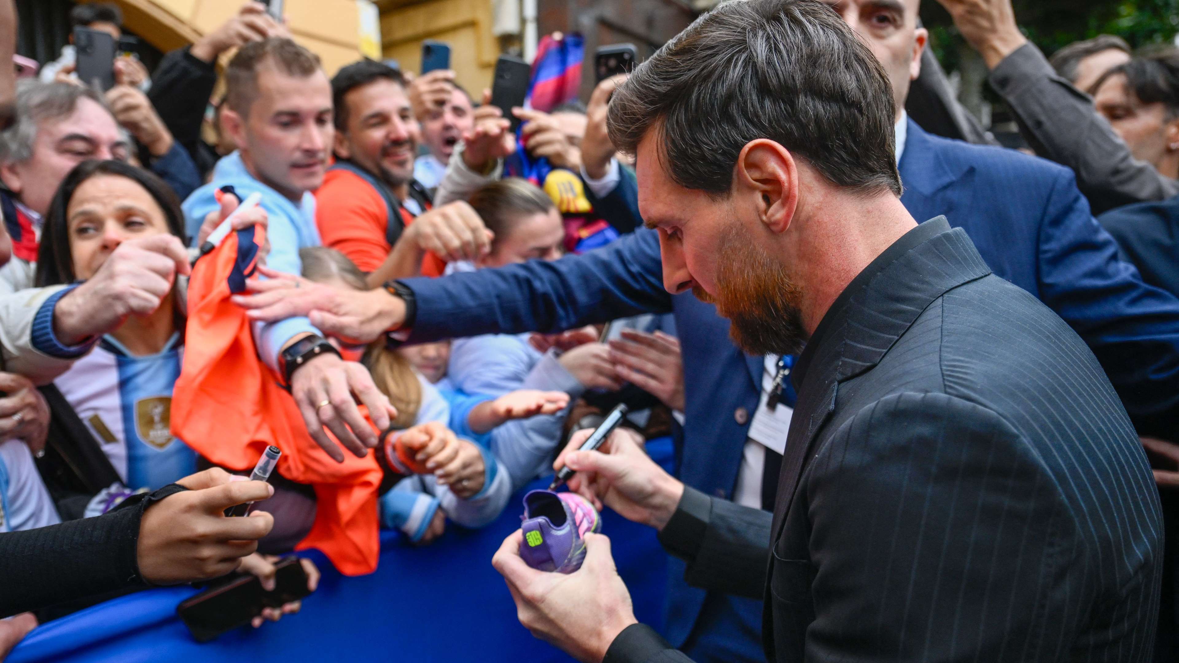 Video: Rousing welcome for Messi in Oviedo ahead of receiving the "Princess of Asturias Award for Sports"  